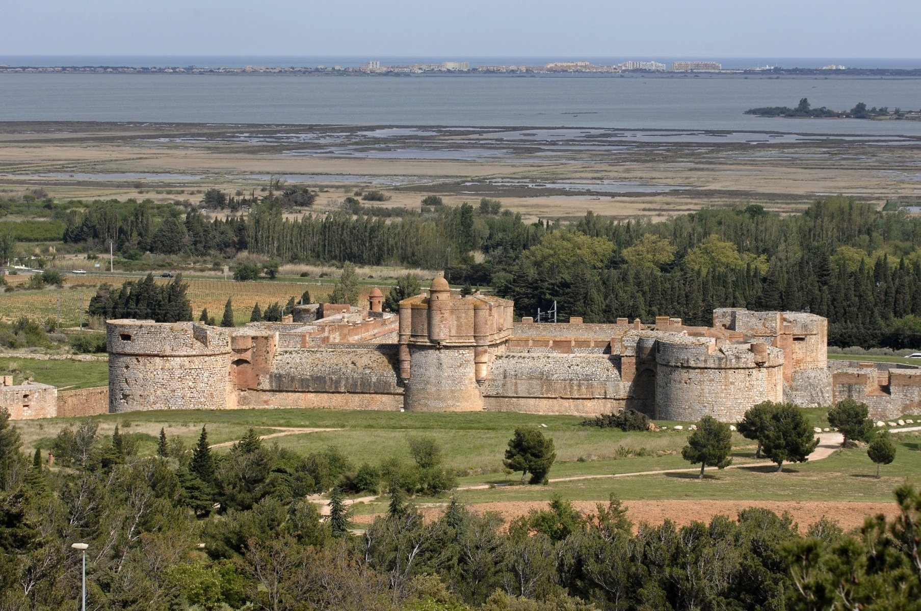 Sudfrance.fr - La Forteresse de Salses entre mer et étangs