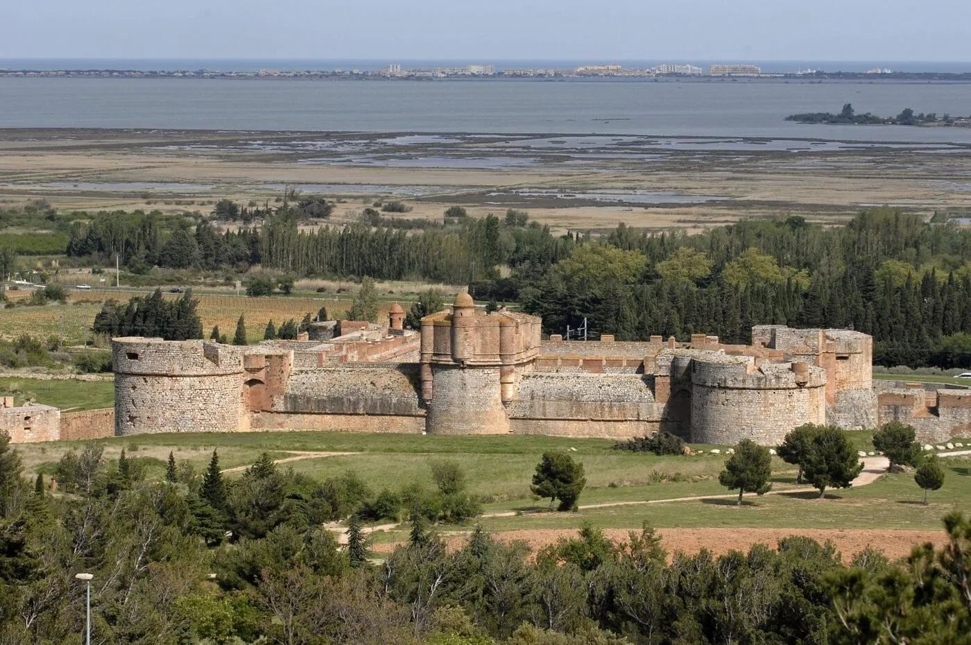 Sudfrance.fr - La Forteresse de Salses entre mer et étangs