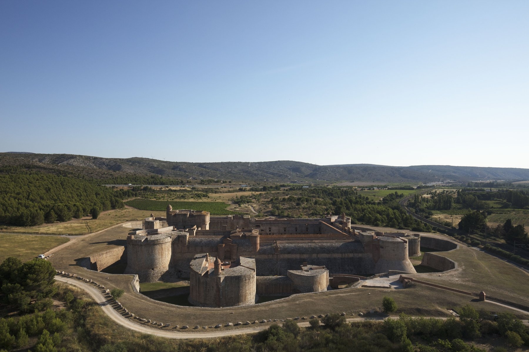 Sudfrance.fr - La Forteresse de Salses entre mer et étangs