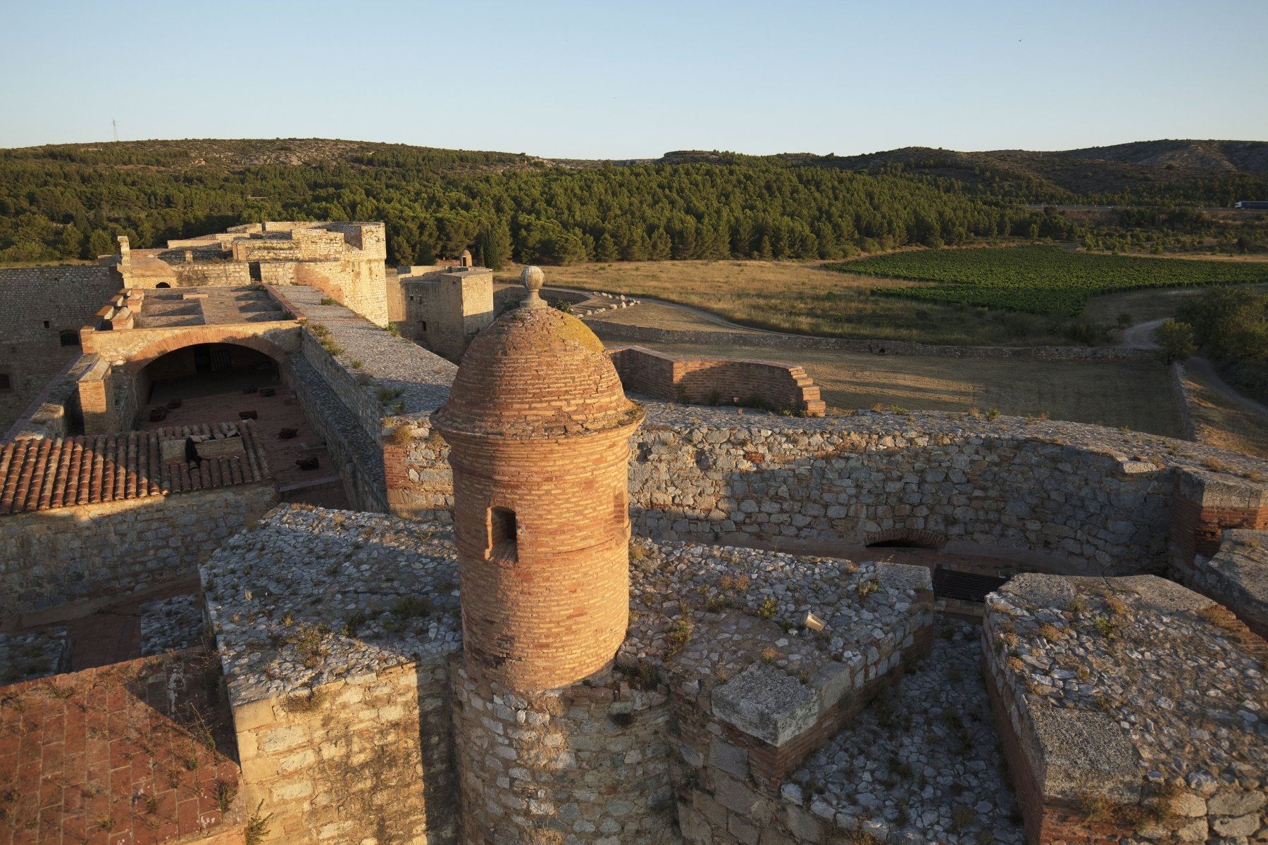 Sudfrance.fr - La Forteresse de Salses entre mer et étangs