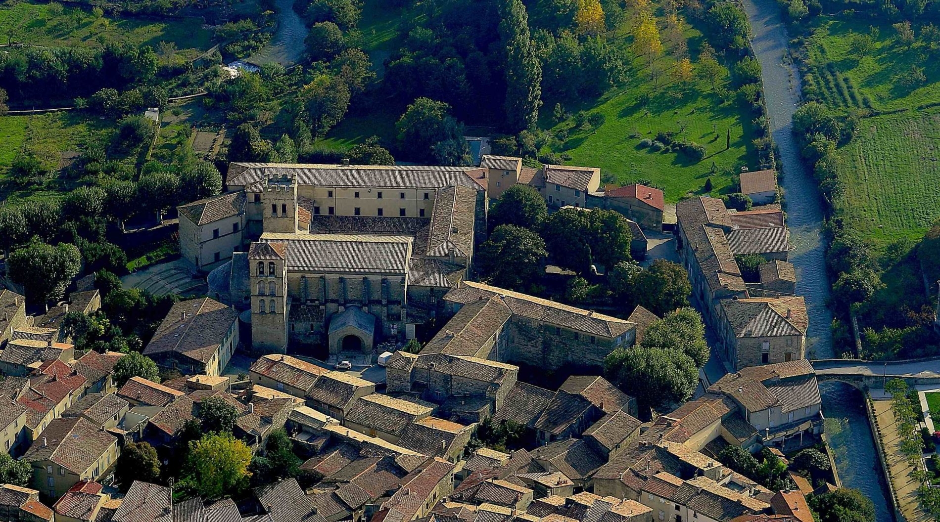 Sudfrance.fr - Visite de l'abbaye de Caunes Minervois