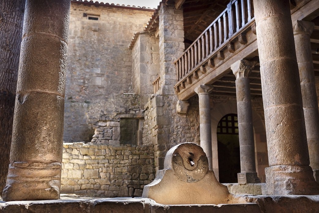 Sudfrance.fr - cour du palais abbatial