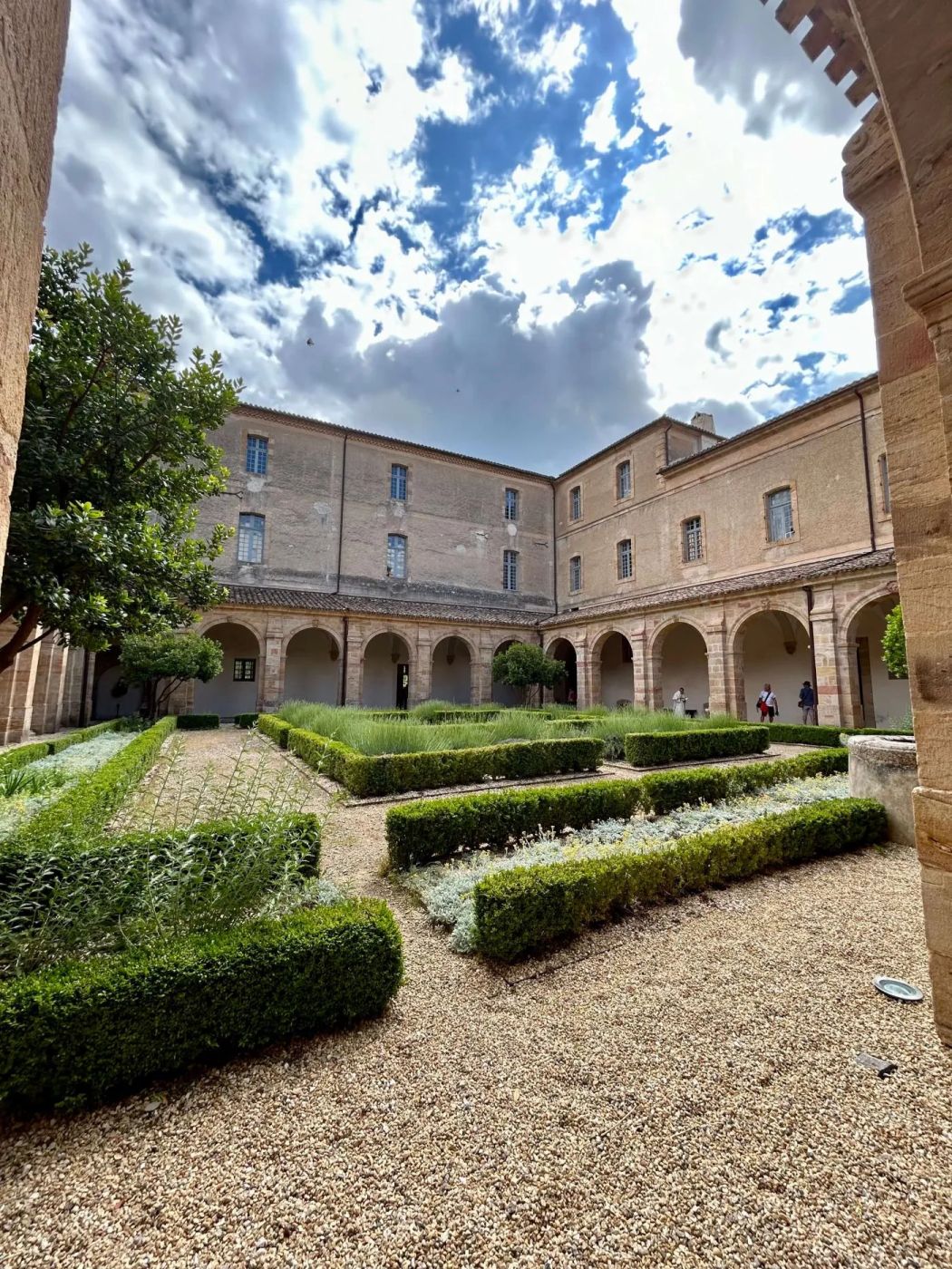 Sudfrance.fr - Visite de l’abbaye Sainte-Marie à Lagrasse, joyau médiéval