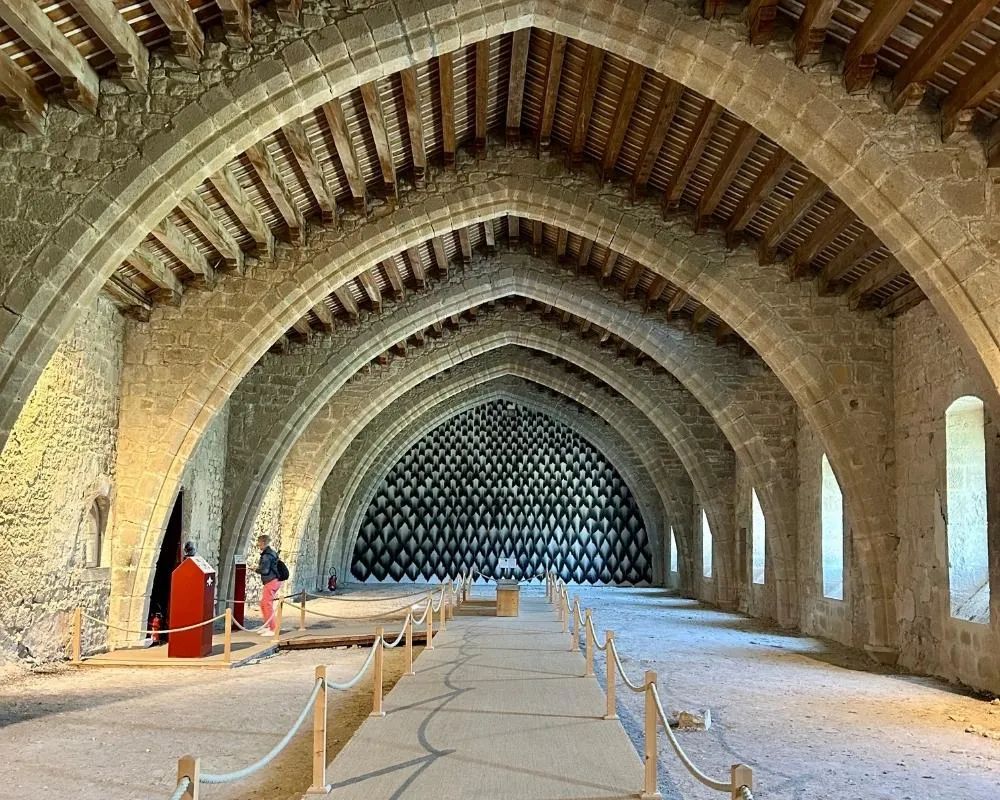 Sudfrance.fr - Visite de l’abbaye Sainte-Marie à Lagrasse, joyau médiéval