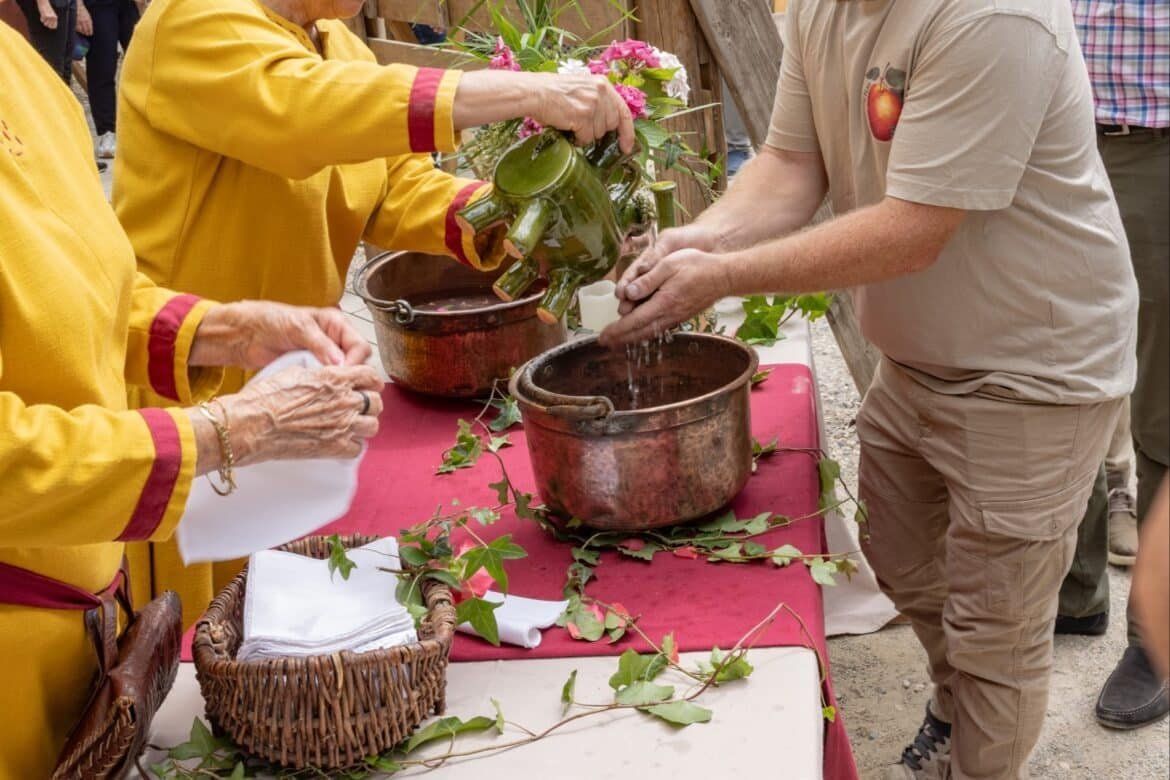 Sudfrance.fr - Option cérémonie du lavage des mains à l'eau de rose