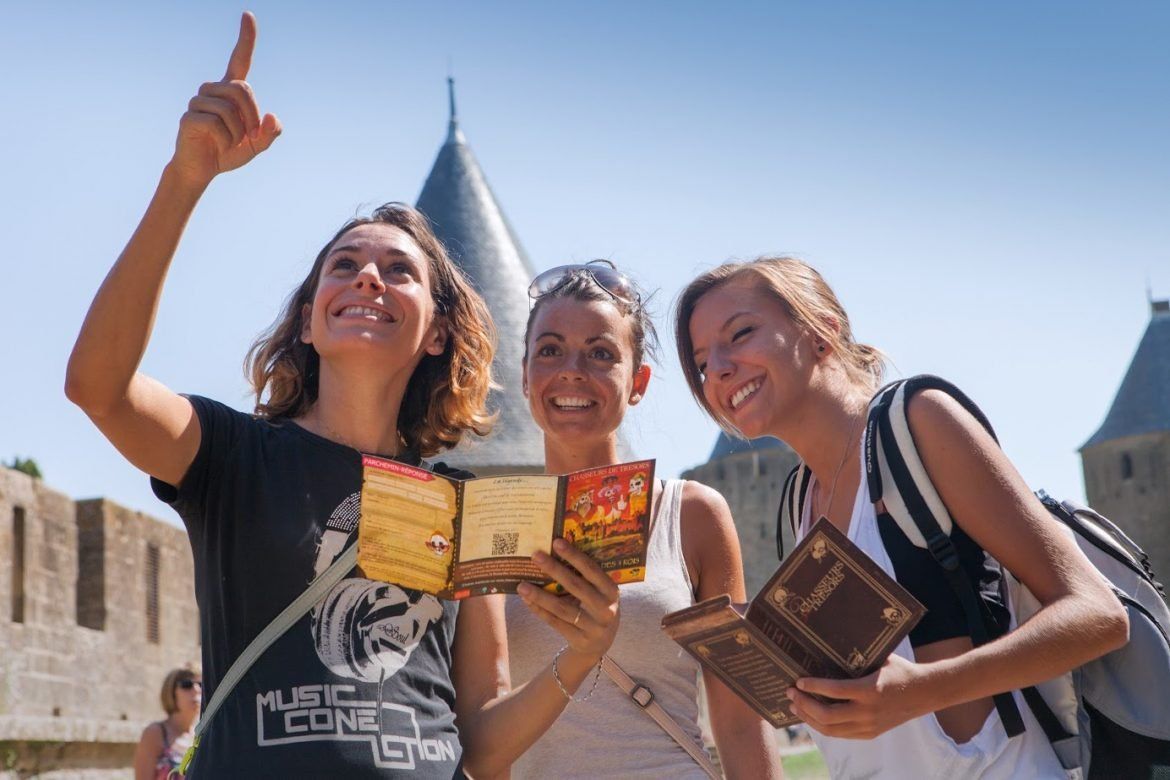 Sudfrance.fr - Treasure hunt box: Lady Carcas and the fairy Mitoune