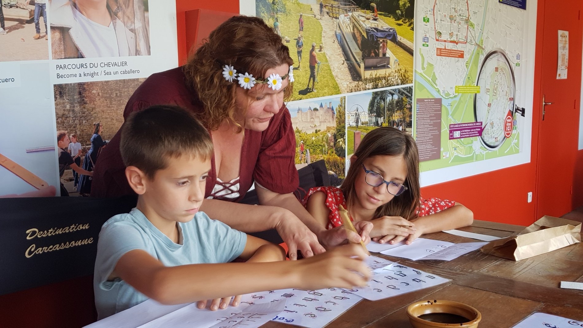 Sudfrance.fr - Atelier scolaire : Calligraphie, Héraldique et Parcours du Chevalier