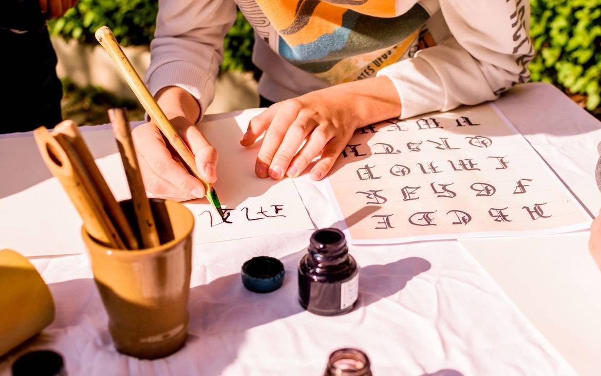 Sudfrance.fr - Atelier scolaire : Calligraphie, Héraldique et Parcours du Chevalier