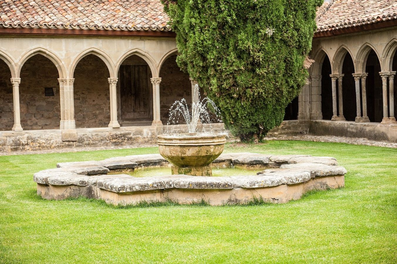 Sudfrance.fr - Visite et découverte de l'abbaye de Saint-Hilaire