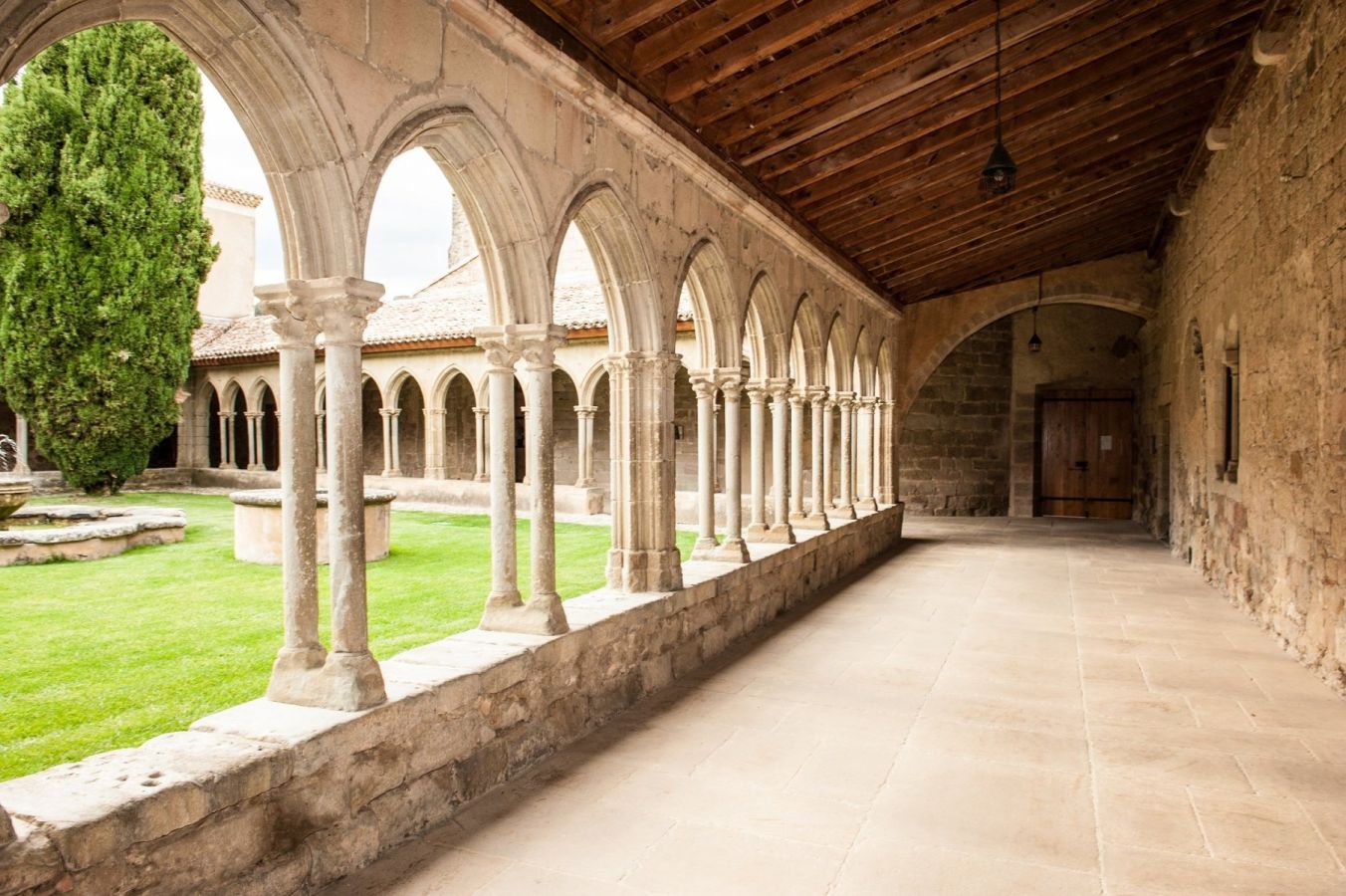 Sudfrance.fr - Visite et découverte de l'abbaye de Saint-Hilaire