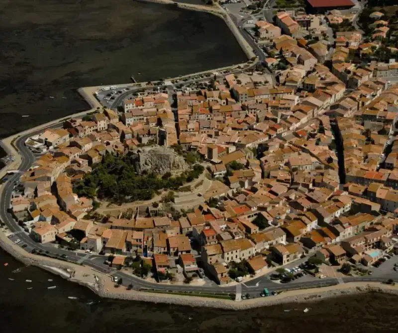 Faire un tour au village en circulade et à la Tour Barberousse 