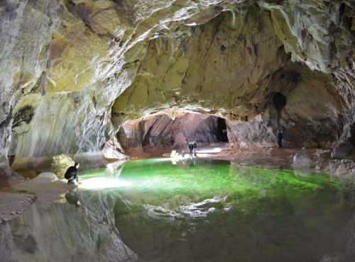 Visite de la grotte de Lombrives dans les Pyrénées