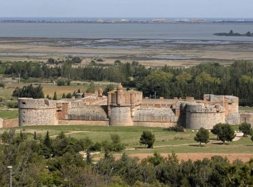La Forteresse de Salses entre mer et étangs