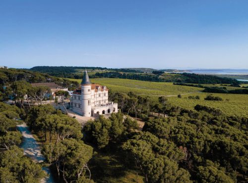 Détente et élégance au château, en bord de Méditerranée