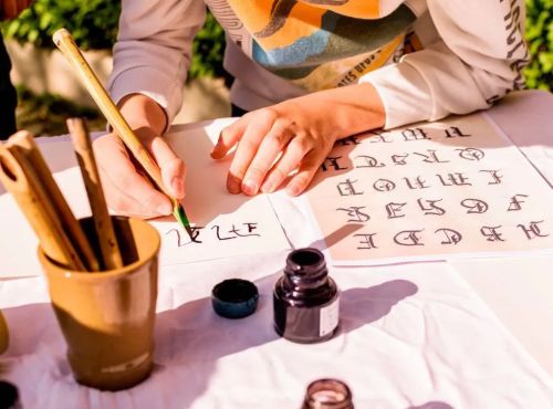 Atelier scolaire 2h30 : calligraphie et traditions médiévales